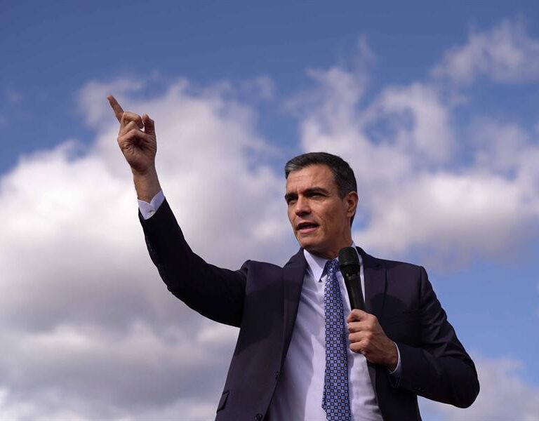 ¿De quién depende la Fiscalía?