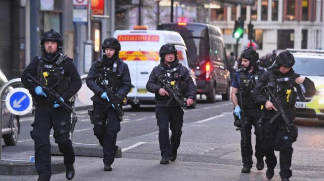 Policía en el Puente de Londres.