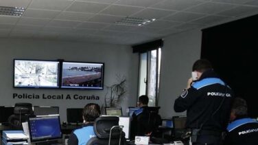 Pega a dos agentes y se desnuda en la calle antes de ser detenido