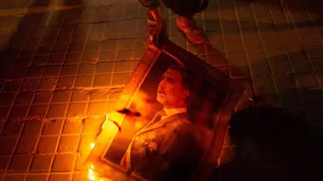 Los radicales queman fotos del Rey y acosan a los periodistas en Barcelona