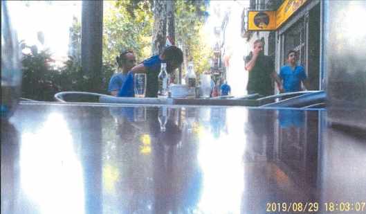 ROS Jordi Rosa y Eduardo Garzón, sentados en un velador durante el seguimiento realizado por la Guardia Civil semanas antes de su detención.