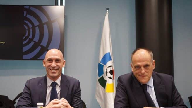 Rubiales y Tebas en un encuentro, ahora se disputan la liga de medios de periodistas Luis Rubiales, presidente de la RFEFF, y Javier Tebas, que acaba de dimitir para presentarse nuevamente a la presidencia de LaLiga.