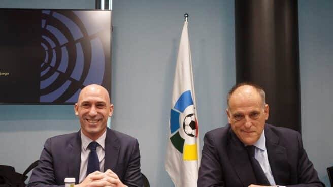 Luis Rubiales, presidente de la RFEFF, y Javier Tebas, que acaba de dimitir para presentarse nuevamente a la presidencia de LaLiga.