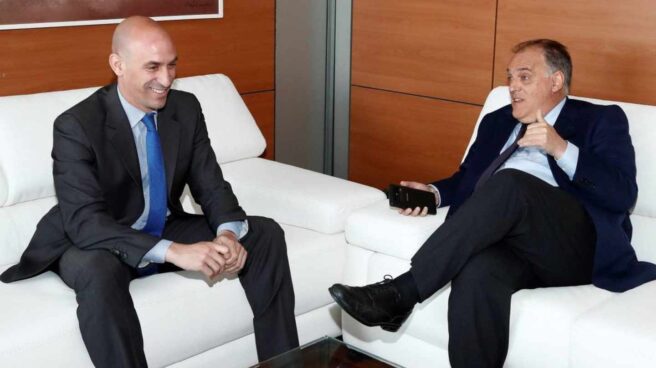 El juez del 'caso Villar' rastrea el destino que dio la Federación al dinero recibido de LaLiga El presidente de la RFEF, Luis Rubiales, y el máximo responsable de LaLiga, Javier Tebas.