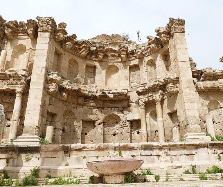 Apuñalados tres turistas, un guardia de seguridad y un guía turístico en Jordania