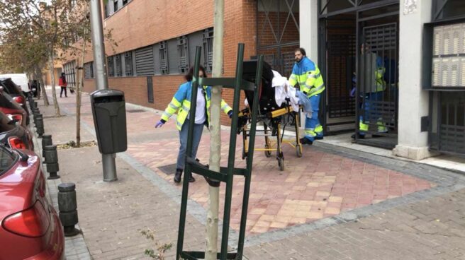 Efectivos del Summa 112 trasladan a la víctima al hospital Gregorio Marañón.