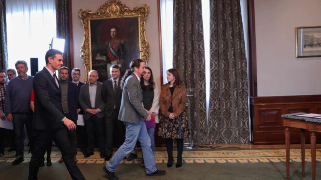 Pedro Sánchez y Pablo Iglesias se dirigen a firmar el acuerdo.