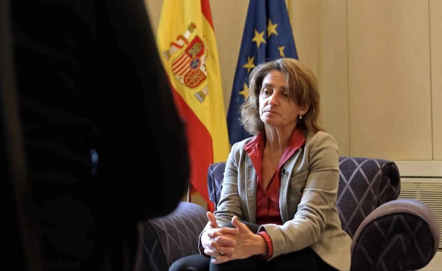 Teresa Ribera sentada en un sillón durante la entrevista concedida al periódico digital El Independiente