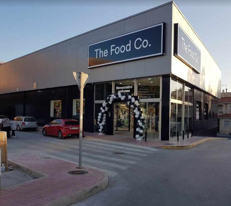 El gigante británico Tesco desembarca en España y abre su primer súper frente a un Mercadona