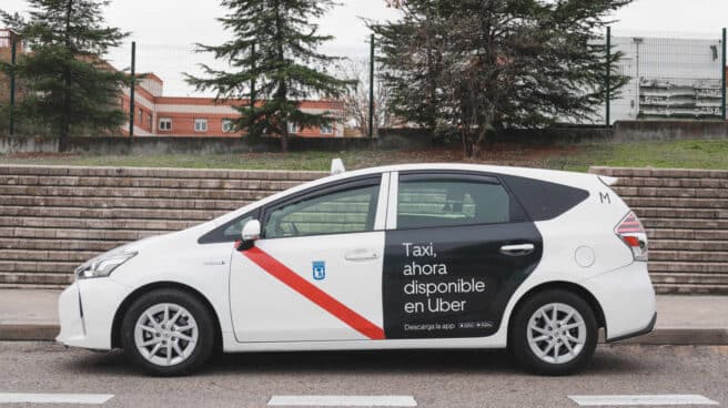 Uber y taxi_1 Un taxi integrado en la app de Uber en Madrid.