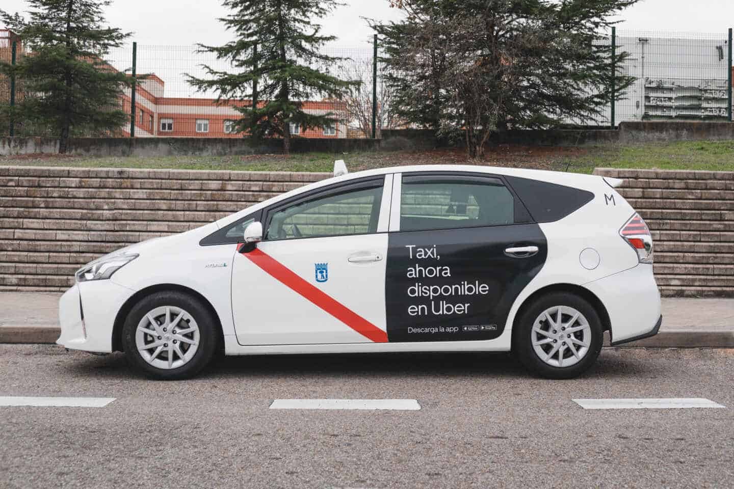 Un taxi integrado en la app de Uber en Madrid.