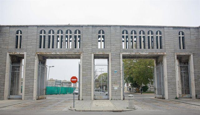 Una de las entradas del cementerio de la Almudena