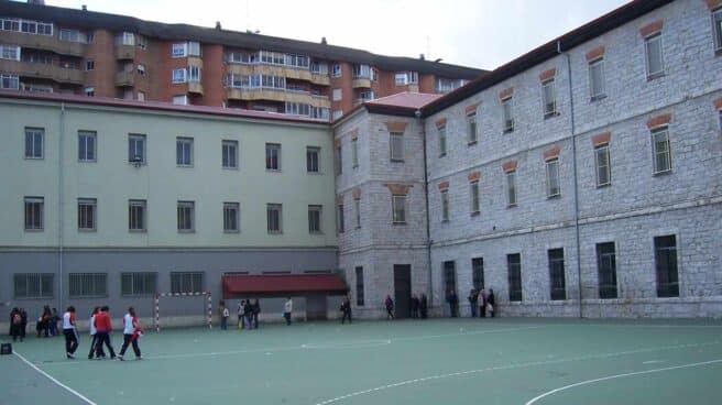 Un profesor de Granada va a clase vestido con falda y da una lección de igualdad Colegio San José en Valladolid.