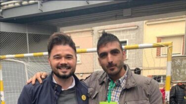 Rufián sorprende posando con un apoderado de Vox en el colegio electoral