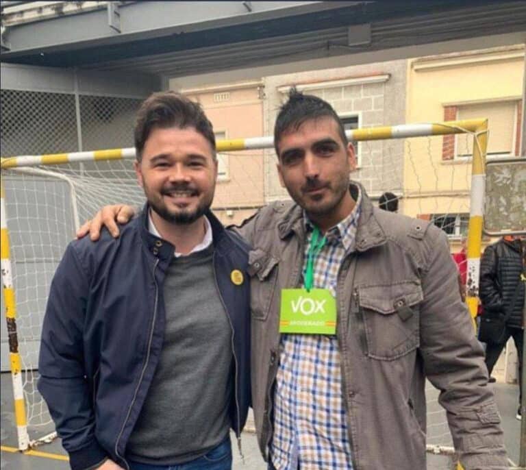 Rufián sorprende posando con un apoderado de Vox en el colegio electoral