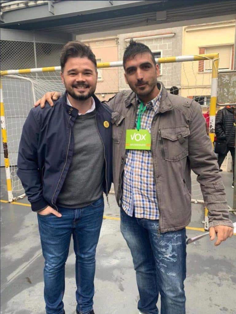 Rufián sorprende posando con un apoderado de Vox en el colegio electoral