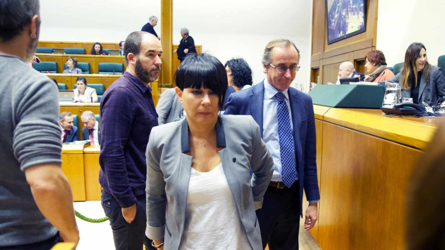 La portavoz de EH Bildu, Maddalen Iriarte, abandona el salon de plenos del Parlamento Vasco junto al líder del PP, Alfonso Alonso.