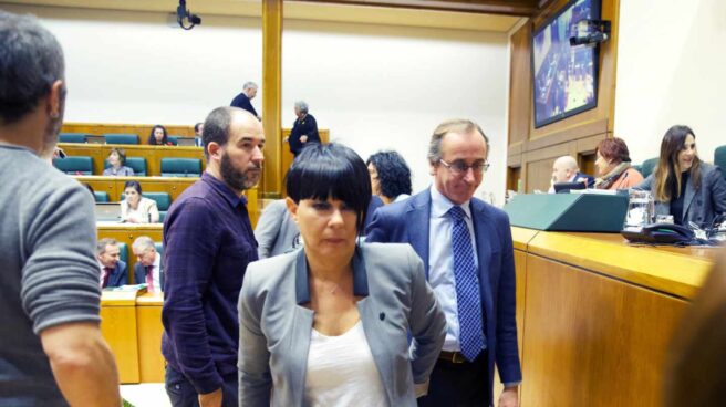 La portavoz de EH Bildu, Maddalen Iriarte, abandona el salon de plenos del Parlamento Vasco junto al líder del PP, Alfonso Alonso.