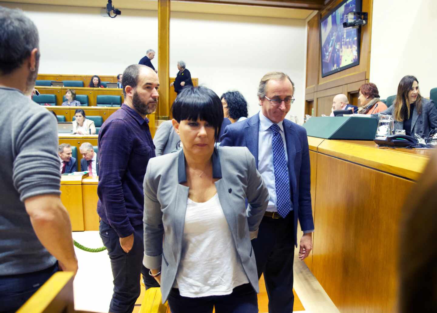 La portavoz de EH Bildu, Maddalen Iriarte, abandona el salon de plenos del Parlamento Vasco junto al líder del PP, Alfonso Alonso.