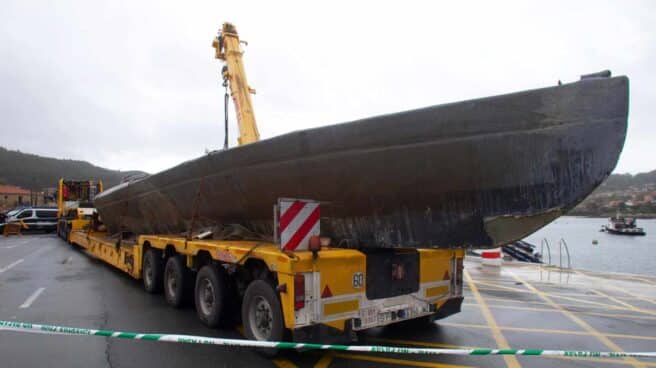 El narcosubmarino después de haber sido reflotado y puesto en tierra.