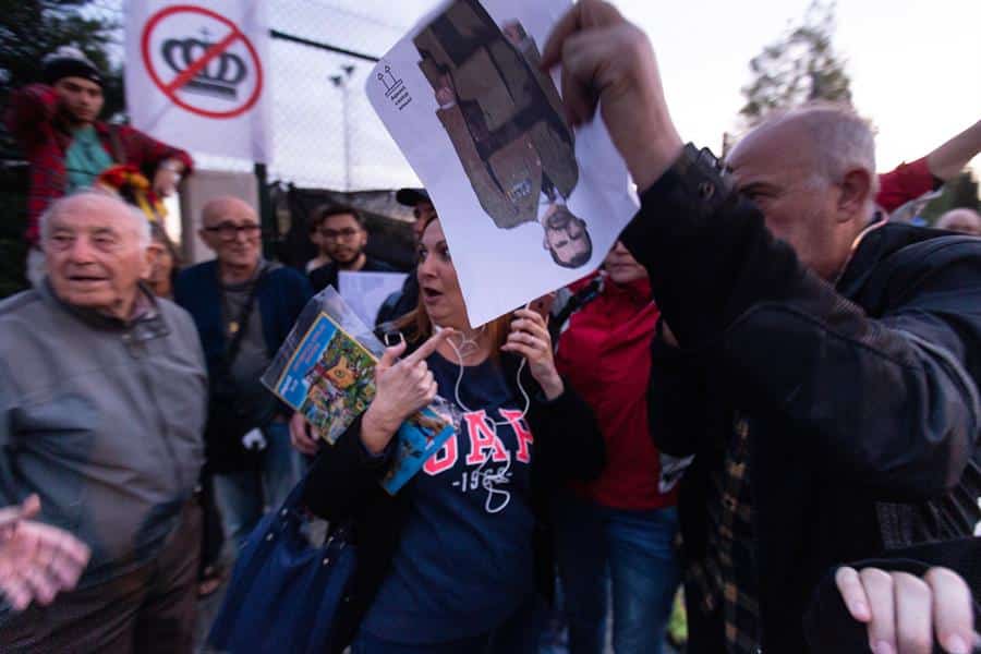 Miles de CDR acosan y bloquean la entrada a los invitados del acto del Rey en Barcelona