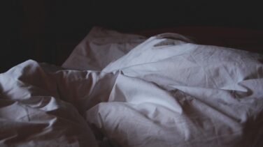Un hombre contrae una enfermedad grave por culpa de su edredón de plumas