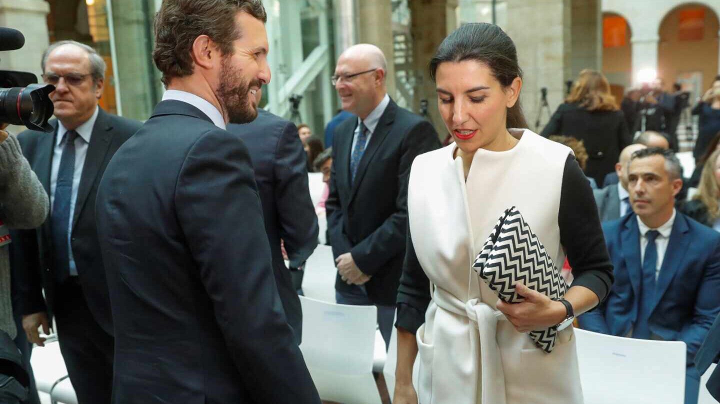 Casado junto a Rocío Monasterio en el acto de Violencia de Género en la Comunidad de Madrid