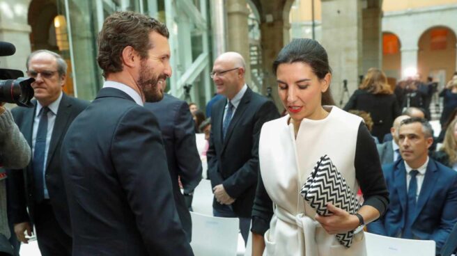 Casado junto a Rocío Monasterio en el acto de Violencia de Género en la Comunidad de Madrid Casado junto a Rocío Monasterio en el acto de Violencia de Género en la Comunidad de Madrid