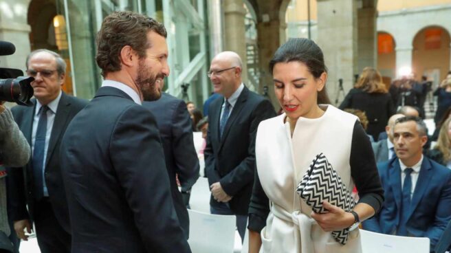 Casado junto a Rocío Monasterio en el acto de Violencia de Género en la Comunidad de Madrid