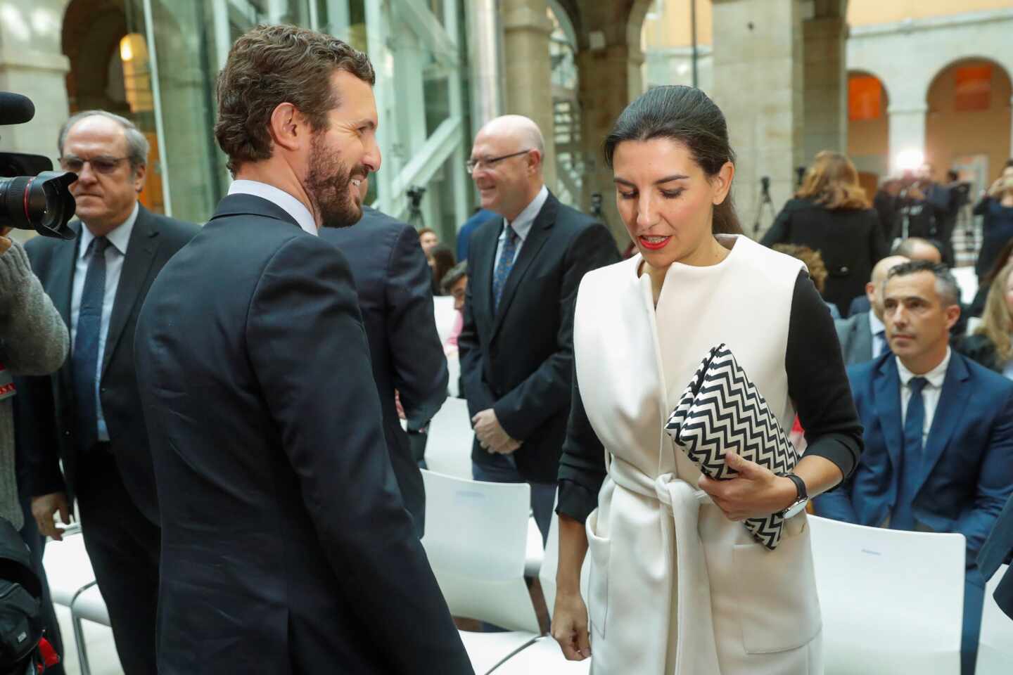 Casado junto a Rocío Monasterio en el acto de Violencia de Género en la Comunidad de Madrid