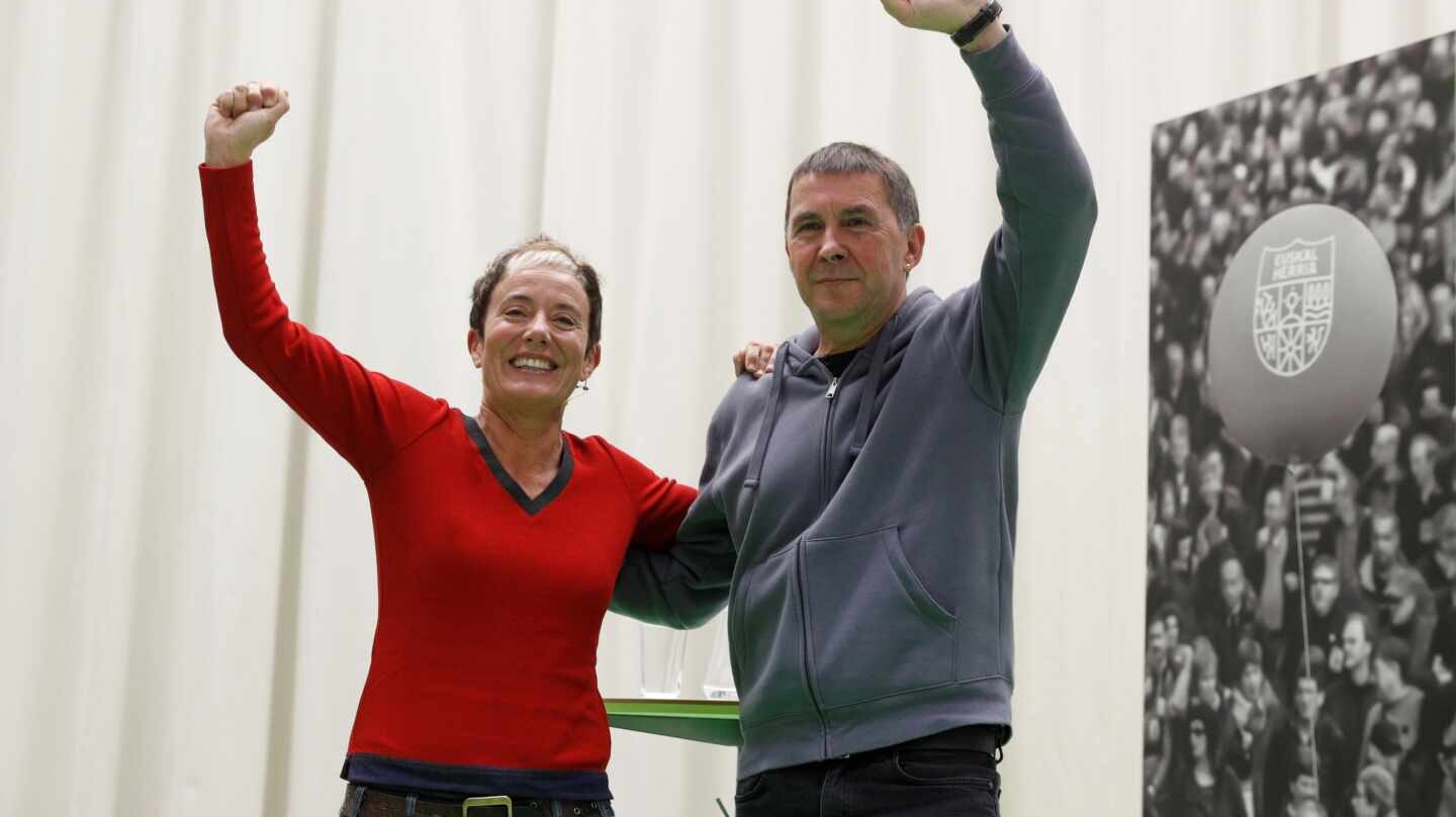 La diputada electa de EH Bildu, Bel Pozueta, junto al líder de la coalición, Arnaldo Otegi.