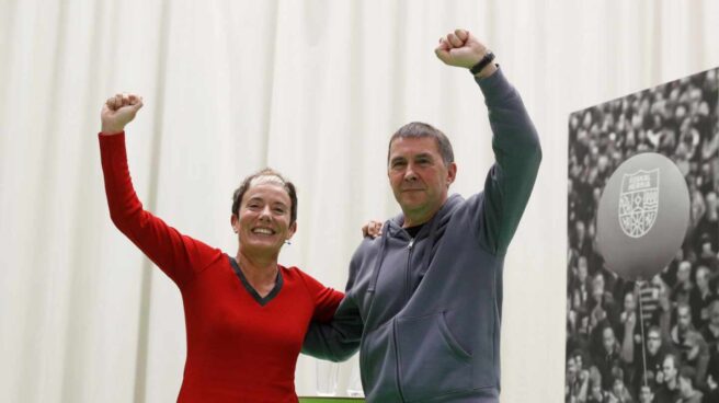 La diputada electa de EH Bildu, Bel Pozueta, junto al líder de la coalición, Arnaldo Otegi.