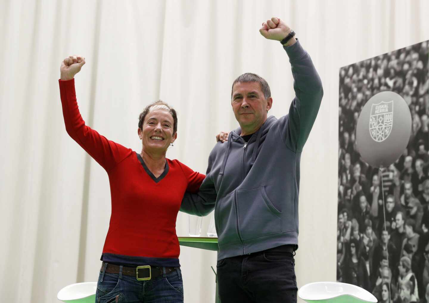 La diputada electa de EH Bildu, Bel Pozueta, junto al líder de la coalición, Arnaldo Otegi.