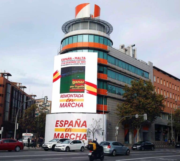 Cs cuelga en su sede un cartel del 12-1 de España a Malta para avisar de su "remontada"