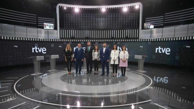 Los portavoces de los siete principales partidos posan antes del debate de este viernes en RTVE