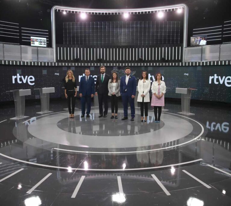 El centro-derecha a la greña mientras PSOE y Unidas Podemos evitan el cuerpo a cuerpo