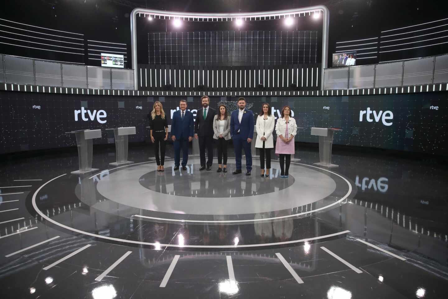 Los portavoces de los siete principales partidos posan antes del debate de este viernes en RTVE