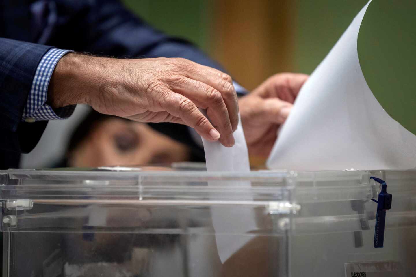 Euskadi plantea votar con 'cita previa' y mesas electorales protegidas con EPIs