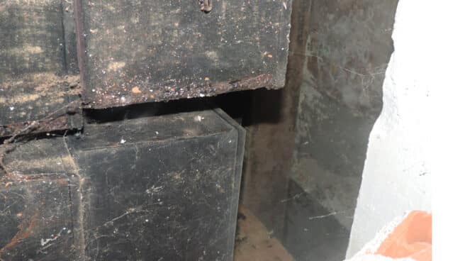 Cajas apiladas en el interior de la cámara del nivel 3 del trasdós de la capilla del Santo Sepulcro. Cajas apiladas en el interior de la cámara del nivel 3 del trasdós de la capilla del Santo Sepulcro.