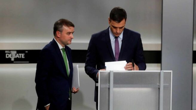 Iván Redondo y Pedro Sánchez preparan el debate.