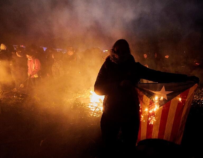 Los independentistas cortan sin oposición autopistas en Cataluña y País Vasco
