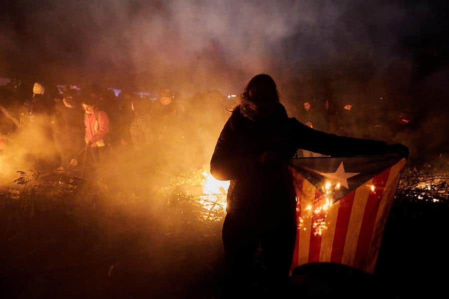 Los independentistas cortan sin oposición autopistas en Cataluña y País Vasco