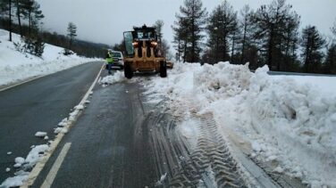 Un autobús con 30 pasajeros queda atrapado por la nieve