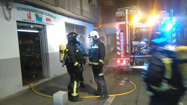 Fallece un joven de 18 años en el incendio en un bloque de viviendas de Almería