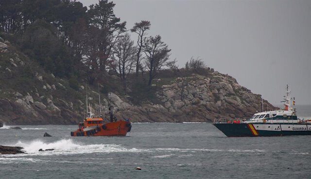 Retoman el arrastre del 'narcosubmarino' de Galicia tras engancharse en unas redes