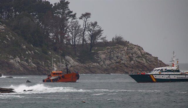 Intentan remolcar el narcosubmarino de la ría pontevedresa de Aldán.