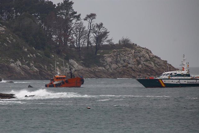 Retoman el arrastre del 'narcosubmarino' de Galicia tras engancharse en unas redes