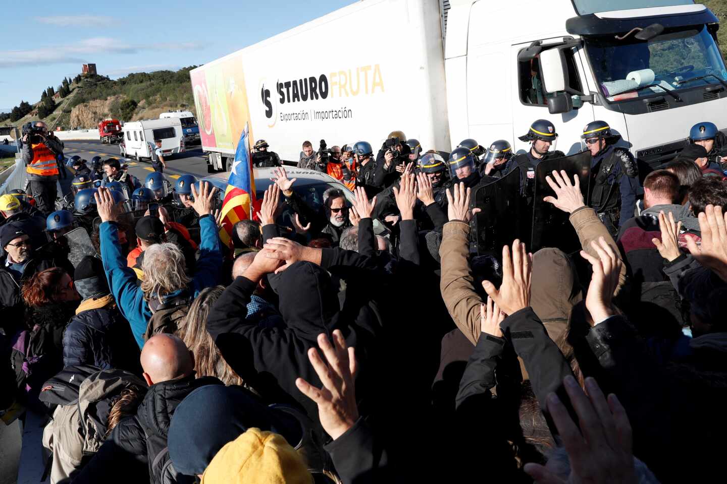 Ultimátum de la Policía francesa en la AP-7: o despejan la vía o usarán la fuerza