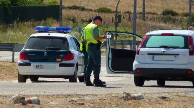 Agentes de la Guardia Civil en un control de Tráfico.