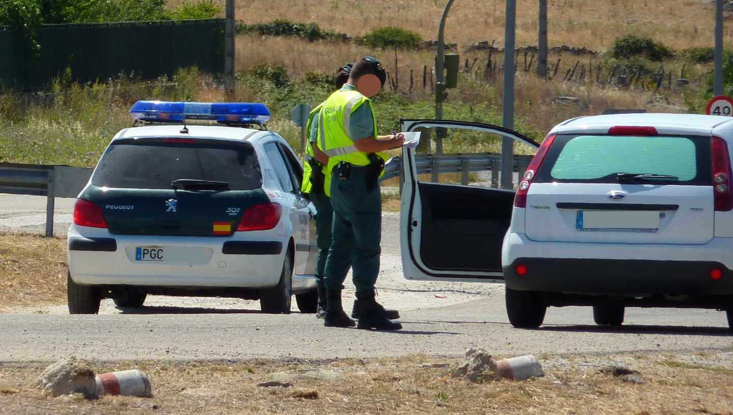 Agentes de la Guardia Civil en un control de Tráfico.